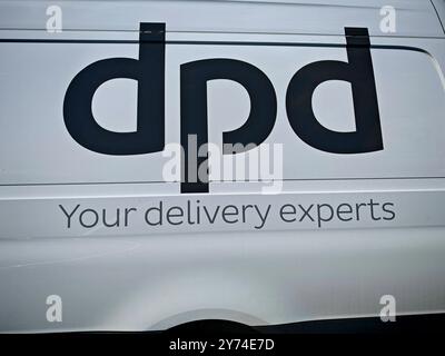 Un camion DPD dans la rue livrant le courrier et les colis camion DPD livrant le courrier et les colis Banque D'Images