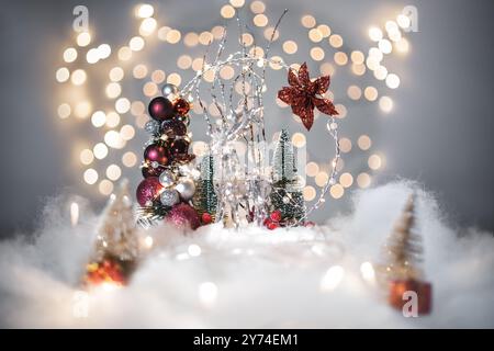 Concept de déoration de Noël sur les vacances avec un derr argenté, fausse neige blanche pour un décembre festif. En arrière-plan sont des boules de bokeh faites de lumières Banque D'Images