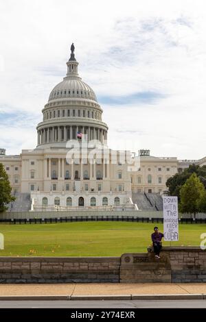 Washington, DC - 18 septembre 2024 : manifestant devant le Capitole des États-Unis Banque D'Images