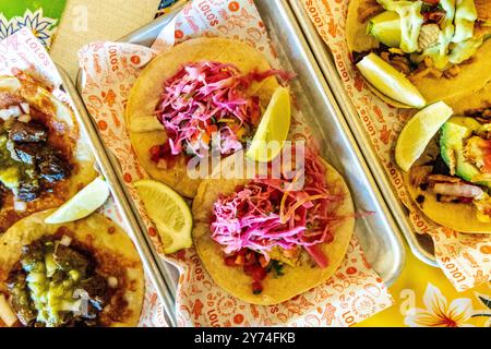 Tacos de poisson Baja avec chou mariné à Lolo's Surf Cantina, Miami Beach, Floride, États-Unis Banque D'Images