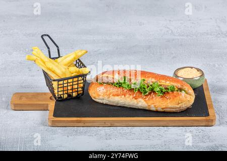 Boulettes de viande turques sur un plateau de service. Délicieux sandwich aux boulettes de viande turques, Kofte Ekmek. Nom turc ; kofte ekmek ou ekmek arasi kofte. Banque D'Images