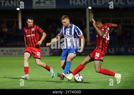 Nicky Featherstone de Hartlepool United en action avec Tobi Adebayo-Rowling de Rochdale lors du match de Vanarama National League entre Hartlepool United et Rochdale au Victoria Park, Hartlepool, mardi 24 septembre 2024. (Photo : Mark Fletcher | mi News) crédit : MI News & Sport /Alamy Live News Banque D'Images