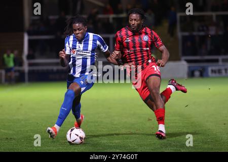 Nathan Asiimwe de Hartlepool United en action avec Devante Rodney de Rochdale lors du match de Vanarama National League entre Hartlepool United et Rochdale au Victoria Park, Hartlepool, le mardi 24 septembre 2024. (Photo : Mark Fletcher | mi News) crédit : MI News & Sport /Alamy Live News Banque D'Images