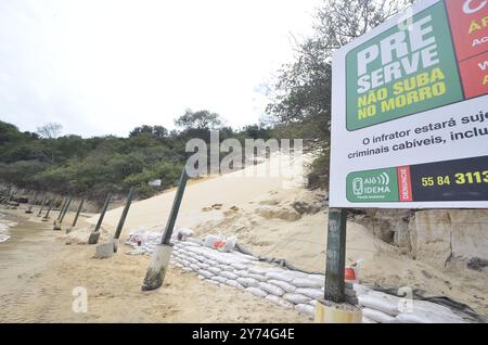 Septembre 27, 2024, Natal, Rio Grande do Norte, Brésil : NATAL (RN), 09/27/2024 - TRAVAUX/Natal HALL/PLAGE - L'hôtel de ville de Natal RN, isole Morro do Careca en raison du risque d'effondrement, les travaux d'agrandissement de la plage de Ponta Negra doivent être livrés dans les 90 jours, l'après-midi de ce vendredi 27 septembre 2024. (Foto : JosÃƒ © Aldenir/Thenews2/Zumapress) (crédit image : © Jose Aldenir/TheNEWS2 via ZUMA Press Wire) USAGE ÉDITORIAL SEULEMENT! Non destiné à UN USAGE commercial ! Banque D'Images