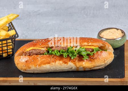 Boulettes de viande turques sur un plateau de service. Délicieux sandwich aux boulettes de viande turques, Kofte Ekmek. Nom turc ; kofte ekmek ou ekmek arasi kofte. Banque D'Images