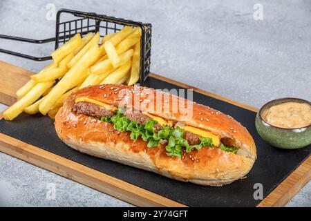 Boulettes de viande turques sur un plateau de service. Délicieux sandwich aux boulettes de viande turques, Kofte Ekmek. Nom turc ; kofte ekmek ou ekmek arasi kofte. Banque D'Images