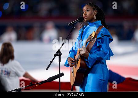 L'artiste nommé aux Grammy Awards Victory Boyd interprète l'hymne national avant le match de football NFL entre les Cowboys de Dallas et les Giants de New York, le jeudi 26 septembre 2024 à East Rutherford. (Chris Szagola/Cal Sport Media) Banque D'Images