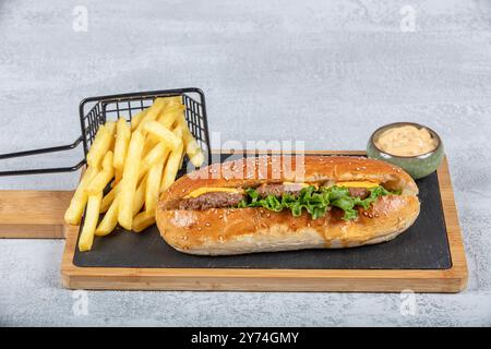 Boulettes de viande turques sur un plateau de service. Délicieux sandwich aux boulettes de viande turques, Kofte Ekmek. Nom turc ; kofte ekmek ou ekmek arasi kofte. Banque D'Images