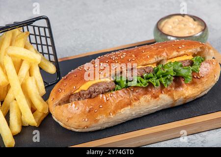 Boulettes de viande turques sur un plateau de service. Délicieux sandwich aux boulettes de viande turques, Kofte Ekmek. Nom turc ; kofte ekmek ou ekmek arasi kofte. Banque D'Images