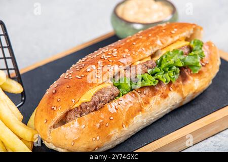 Boulettes de viande turques sur un plateau de service. Délicieux sandwich aux boulettes de viande turques, Kofte Ekmek. Nom turc ; kofte ekmek ou ekmek arasi kofte. Banque D'Images