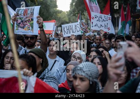 Barcelone, Barcelone, Espagne. 27 septembre 2024. Des milliers de personnes manifestent à Barcelone lors de la grève générale déclarée en Espagne le 27 septembre en solidarité avec la Palestine. Lors de la manifestation, qui a fait le tour du centre-ville, de nombreux symboles palestiniens et drapeaux libanais ont été vus. (Crédit image : © Marc Asensio Clupes/ZUMA Press Wire) USAGE ÉDITORIAL SEULEMENT! Non destiné à UN USAGE commercial ! Banque D'Images