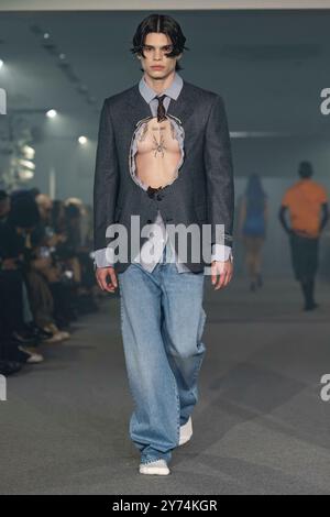 Paris, Frankreich. 27 septembre 2024. VETEMENTS Spring/Summer 2025 Runway pendant la Paris Fashion week le 2024 septembre - Paris, France, 27/09/2024 crédit : dpa/Alamy Live News Banque D'Images