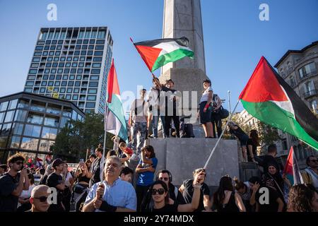 Barcelone, Barcelone, Espagne. 27 septembre 2024. Des milliers de personnes manifestent à Barcelone lors de la grève générale déclarée en Espagne le 27 septembre en solidarité avec la Palestine. Lors de la manifestation, qui a fait le tour du centre-ville, de nombreux symboles palestiniens et drapeaux libanais ont été vus. (Crédit image : © Marc Asensio Clupes/ZUMA Press Wire) USAGE ÉDITORIAL SEULEMENT! Non destiné à UN USAGE commercial ! Banque D'Images