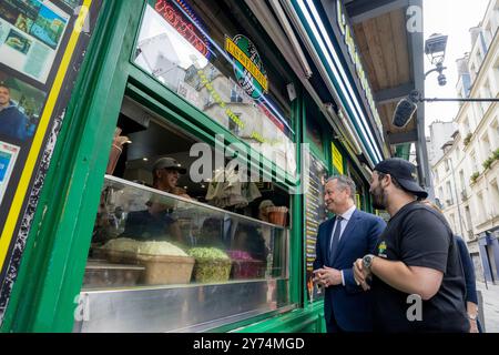 Second gentleman Doug Emhoff commande dans un magasin Falafel, vendredi 9 août 2024, à Paris, France. (Photo officielle de la Maison Blanche par Katie Ricks) Banque D'Images