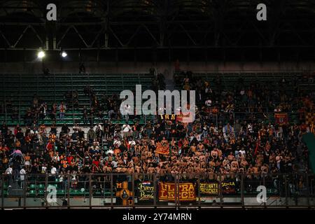 Milan, Italie. 27 septembre 2024. Italie, Milan, 2024 09 27 : les supporters de l'US Lecce agitent les drapeaux et montrent des bannières dans les gradins pendant le match de football AC Milan vs US Lecce, Serie A Tim 2024-2025 jour 6, San Siro StadiumItalie, Milan, 2024 09 27 - AC Milan vs US Lecce, Lega Calcio Serie A Tim 2024-2025, jour 6 au stade San Siro. (Photo de Fabrizio Andrea Bertani/Pacific Press/Sipa USA) crédit : Sipa USA/Alamy Live News Banque D'Images