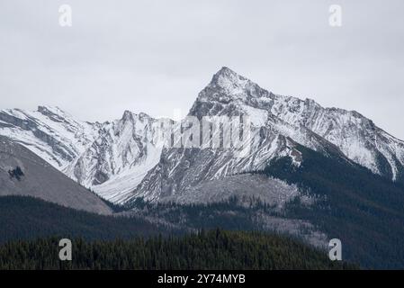 Montagnes Rocheuses canadiennes vues du lac maligne dans le parc national Jasper en Alberta au Canada Banque D'Images