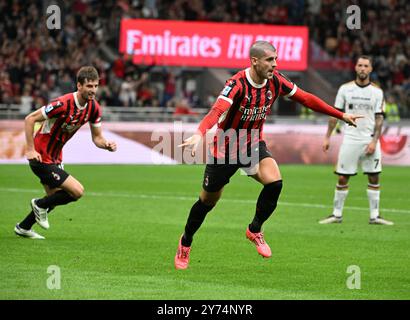 Milan, Italie. 27 septembre 2024. Alvaro Morata (C) de l'AC Milan célèbre son but lors d'un match de football de série A entre l'AC Milan et Lecce à Milan, Italie, le 27 septembre 2024. Crédit : Alberto Lingria/Xinhua/Alamy Live News Banque D'Images