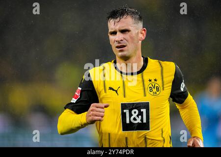 DORTMUND, ALLEMAGNE - SEPTEMBRE 27 : Pascal Gross du Borussia Dortmund regarde pendant le match de Bundesliga entre le Borussia Dortmund et le VfL Bochum 1848 au signal Iduna Park le 27 septembre 2024 à Dortmund, Allemagne. (Photo de René Nijhuis) Banque D'Images