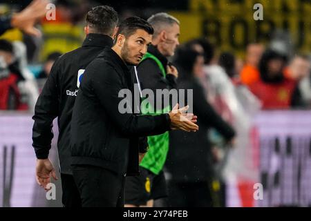 DORTMUND, ALLEMAGNE - SEPTEMBRE 27 : Nuri Sahin, entraîneur-chef du Borussia Dortmund, applaudit lors du match de Bundesliga opposant le Borussia Dortmund au VfL Bochum 1848 au signal Iduna Park le 27 septembre 2024 à Dortmund, Allemagne. (Photo de René Nijhuis) Banque D'Images