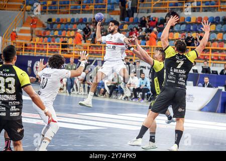 Le Caire, Égypte. 27 septembre 2024. Mohamed Omar (C) du Zamalek Club tire lors du 17e Championnat du monde des clubs masculins de l'IHF 2024 Groupe Un match de premier tour entre Handebol Taubate du Brésil et le Zamalek Club d'Egypte au Caire, Egypte, 27 septembre 2024. Crédit : Ahmed Gomaa/Xinhua/Alamy Live News Banque D'Images