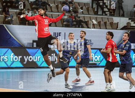 Le Caire, Égypte. 27 septembre 2024. Mohamed Lashien (1er l) d'Al Ahly SC tire lors du 17e championnat du monde des clubs masculins de l'IHF 2024 Groupe B match de premier tour entre Sydney Uni HC d'Australie et Al Ahly SC d'Egypte au Caire, Egypte, 27 septembre 2024. Crédit : Ahmed Gomaa/Xinhua/Alamy Live News Banque D'Images