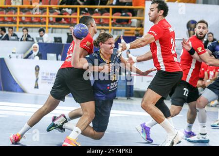 Le Caire, Égypte. 27 septembre 2024. Jan Kleineidam (2e l) de Sydney Uni HC tire lors du 17e championnat du monde des clubs masculins de l'IHF 2024 Groupe B match de premier tour entre Sydney Uni HC d'Australie et Al Ahly SC d'Égypte au Caire, Égypte, le 27 septembre 2024. Crédit : Ahmed Gomaa/Xinhua/Alamy Live News Banque D'Images