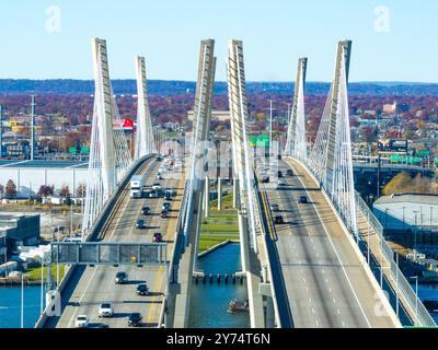 Vue aérienne du New Goethals Bridge, enjambant Arthur Kill Strait entre Elizabeth, New Jersey et Staten Island, New York, par un après-midi ensoleillé. Th Banque D'Images