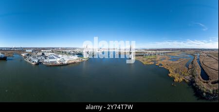Vue aérienne du New Goethals Bridge, enjambant Arthur Kill Strait entre Elizabeth, New Jersey et Staten Island, New York, par un après-midi ensoleillé. Th Banque D'Images