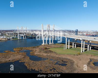 Vue aérienne du New Goethals Bridge, enjambant Arthur Kill Strait entre Elizabeth, New Jersey et Staten Island, New York, par un après-midi ensoleillé. Th Banque D'Images
