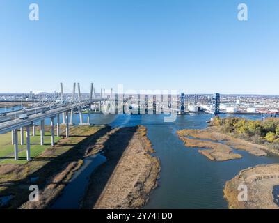 Vue aérienne du New Goethals Bridge, enjambant Arthur Kill Strait entre Elizabeth, New Jersey et Staten Island, New York, par un après-midi ensoleillé. Th Banque D'Images