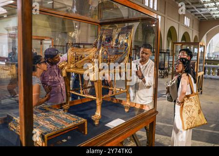 Le Caire, Égypte. 27 septembre 2024. Les touristes visitent le Musée égyptien à l'occasion de la Journée mondiale du tourisme au Caire, Egypte, 27 septembre 2024. Crédit : Ahmed Gomaa/Xinhua/Alamy Live News Banque D'Images