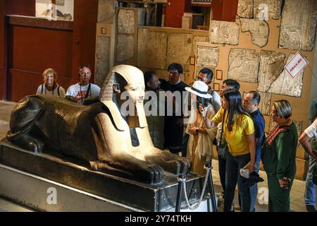 Le Caire, Égypte. 27 septembre 2024. Les touristes visitent le Musée égyptien à l'occasion de la Journée mondiale du tourisme au Caire, Egypte, 27 septembre 2024. Crédit : Ahmed Gomaa/Xinhua/Alamy Live News Banque D'Images