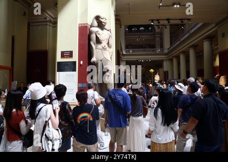 Le Caire, Égypte. 27 septembre 2024. Les touristes visitent le Musée égyptien à l'occasion de la Journée mondiale du tourisme au Caire, Egypte, 27 septembre 2024. Crédit : Ahmed Gomaa/Xinhua/Alamy Live News Banque D'Images