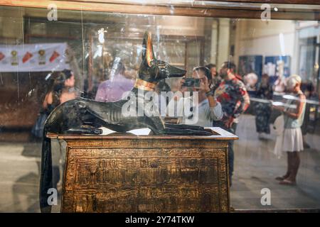 Le Caire, Égypte. 27 septembre 2024. Les touristes visitent le Musée égyptien à l'occasion de la Journée mondiale du tourisme au Caire, Egypte, 27 septembre 2024. Crédit : Ahmed Gomaa/Xinhua/Alamy Live News Banque D'Images