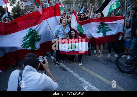 Barcelone, Espagne. 27 septembre 2024. Les manifestants prennent une photo avec des drapeaux libanais lors de la manifestation de masse en faveur de la Palestine. Près de 20 000 personnes ont défilé lors de la manifestation de masse à Barcelone en soutien aux peuples palestinien et libanais. Crédit : SOPA images Limited/Alamy Live News Banque D'Images