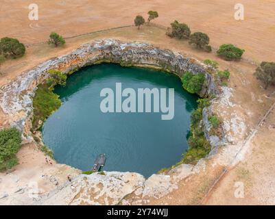 Vue aérienne d'un petit lac bleu dans un gouffre calcaire à Mout Schank sur la côte calcaire en Australie méridionale Banque D'Images