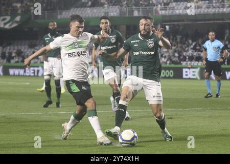 Curitiba, Brésil. 27 septembre 2024. PR - CURITIBA - 09/27/2024 - B 2024 BRÉSILIEN, CORITIBA x GOIAS - Natanael, un joueur de Coritiba, conteste un mouvement avec un joueur de Goias lors d'un match au stade Couto Pereira pour le championnat brésilien B 2024. Photo : Gabriel Machado/AGIF (photo de Gabriel Machado/AGIF/SIPA USA) crédit : SIPA USA/Alamy Live News Banque D'Images