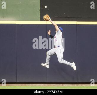 Milwaukee, États-Unis. 27 septembre 2024. Tyrone Taylor, l'outfielder des mets de New York, attrape une boule de mouche frappée par Blake Perkins, outfielder des Brewers de Milwaukee, lors de la sixième manche du match MLB entre les mets de New York et les Brewers de Milwaukee à l'American Family Field à Milwaukee, WISCONSIN, le vendredi 27 septembre 2024. Photo de Tannen Maury/UPI. Crédit : UPI/Alamy Live News Banque D'Images