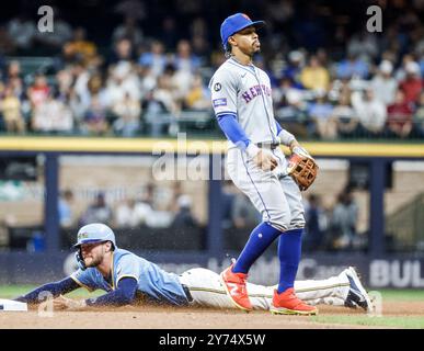 Milwaukee, États-Unis. 27 septembre 2024. Brice Turang, deuxième joueur de base des Milwaukee Brewers, vole la deuxième base de l'arrêt court des mets de New York Francisco Lindor dans la sixième manche du match de la MLB entre les mets de New York et les Brewers de Milwaukee à l'American Family Field à Milwaukee, WISCONSIN, le vendredi 27 septembre 2024. Photo de Tannen Maury/UPI. Crédit : UPI/Alamy Live News Banque D'Images