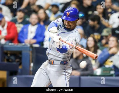 Milwaukee, États-Unis. 27 septembre 2024. Francisco Lindor, l'arrêt court des mets de New York, s'arrête en cinquième manche du match MLB entre les mets de New York et les Brewers de Milwaukee à l'American Family Field à Milwaukee, WISCONSIN, le vendredi 27 septembre 2024. Photo de Tannen Maury/UPI. Crédit : UPI/Alamy Live News Banque D'Images