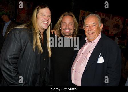 Robin Leach, Vince Neil et Michael Boychuck photographiés lors de la fête d'anniversaire de Robin Leach et Michael Boychuck au Blush au Wynn Las Vegas à Las Vegas, Nevada, le 10 septembre 2010. Crédit : Erik Kabik Photography/ MediaPunch Banque D'Images