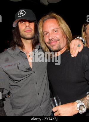 Criss Angel et Vince Neil photographiés à la fête d'anniversaire de Robin Leach et Michael Boychuck au Blush au Wynn Las Vegas à Las Vegas, Nevada, le 10 septembre 2010. Crédit : Erik Kabik Photography / MediaPunch Banque D'Images