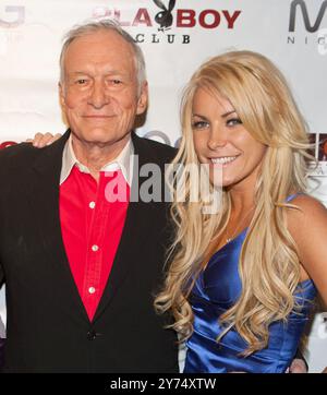 Hugh Hefner et Crystal Harris photographiés comme Hugh Hefner hôtes au Playboy Club du Palms Resort à Las Vegas, Nevada, le 21 octobre 2010. Crédit : Erik Kabik Photography/MediaPunch ***COUVERTURE DE LA MAISON *** Banque D'Images