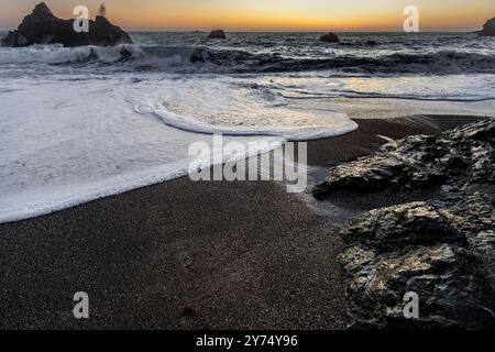 Bel été non défini sur la côte rocheuse du nord de la Californie. Banque D'Images