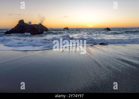 Bel été non défini sur la côte rocheuse du nord de la Californie. Banque D'Images