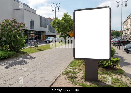 Maquette vierge de panneau d'affichage extérieur dans City Alley. Un support d'affiche vide illuminé par le soleil Banque D'Images