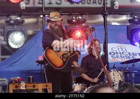 New York, NY - 27 septembre 2024 : Chris Stapleton, star de la musique country, et sa femme, Morgane Stapleton, se produisent en direct au Today Show de NBC au Rockefeller Center à New York. Le couple a livré un ensemble émotif, captivant la foule avec leurs harmonies et leur présence puissante. La performance faisait partie de la série de concerts d'été du 'Today' Show, attirant les fans de toute la ville pour profiter de l'expérience musicale live. Photo : Giada Papini Rampelotto/EuropaNewswire Banque D'Images