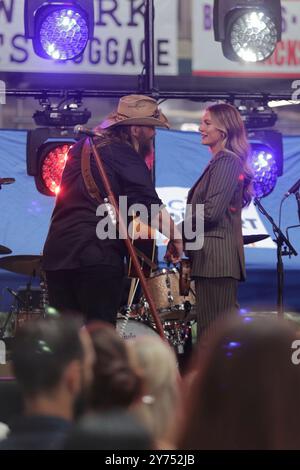 New York, NY - 27 septembre 2024 : Chris Stapleton, star de la musique country, et sa femme, Morgane Stapleton, se produisent en direct au Today Show de NBC au Rockefeller Center à New York. Le couple a livré un ensemble émotif, captivant la foule avec leurs harmonies et leur présence puissante. La performance faisait partie de la série de concerts d'été « Today » Shows, attirant les fans de toute la ville pour profiter de l'expérience musicale live. Photo : Giada Papini Rampelotto/EuropaNewswire Banque D'Images