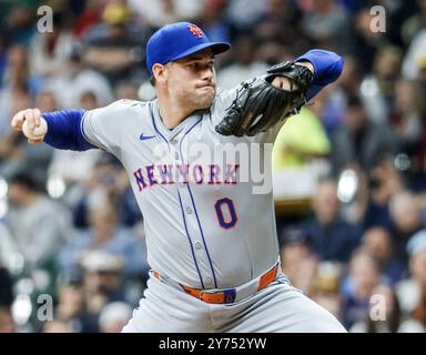 Milwaukee, États-Unis. 27 septembre 2024. Adam Ottavino, lanceur de secours des mets de New York, lance la sixième manche du match MLB entre les mets de New York et les Brewers de Milwaukee à American Family Field à Milwaukee, WISCONSIN, LE vendredi 27 septembre 2024. Photo de Tannen Maury/UPI. Crédit : UPI/Alamy Live News Banque D'Images