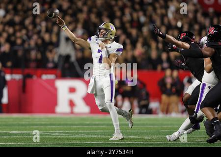 Piscataway, New Jersey, États-Unis. 28 septembre 2024. Le quarterback des Huskies de Washington WILL ROGERS (7) tente une passe pendant le match entre l'Université Rutgers et les Huskies de Washington au stade SHI de Piscataway, NJ (image crédit : © Scott Rausenberger/ZUMA Press Wire) USAGE ÉDITORIAL SEULEMENT! Non destiné à UN USAGE commercial ! Banque D'Images